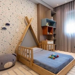 cama con respaldo tipi y 2 barandas móviles