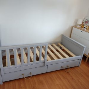 cama lucca con cajas y baranda listada