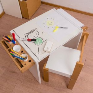 Mesa con porta rollo y repisa para lapices más silla