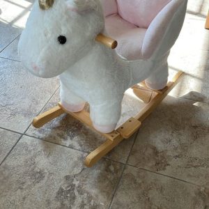 Mecedora de unicornio afelpada con base de madera, Sin marca