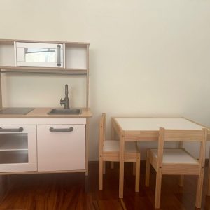 Cocina eléctrica con parrilla y mesa con 2 sillas de madera, Sin marca