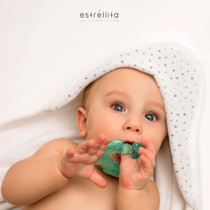 Capa de baño bebé triángulos gris mint