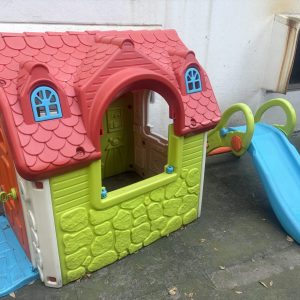 Casita de juego con tobogán, Feber