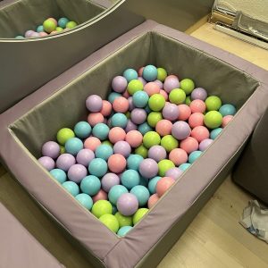 Alberca de Pelotas Rectangular con Cubic-Escaleras y Cuña para Resbalar, Edunovus