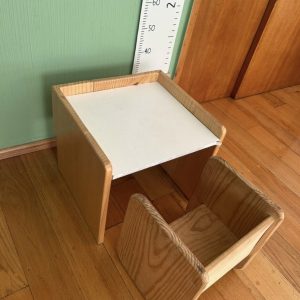 Mesa y Silla de madera, Sin marca