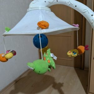 Móvil electrónico para cuna,The first years