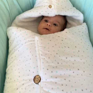 Saco polar recién nacido triángulos gris y mint