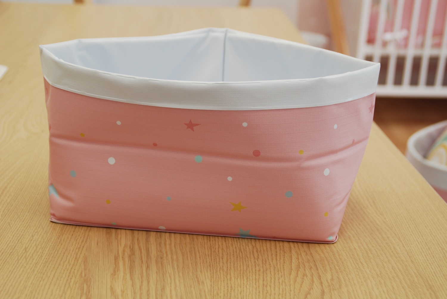 Cesto pequeño de almacenaje rosa con estrellas