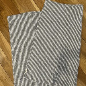 Colcha para cuna, azul con rayas grises, Pottery Barn Kids