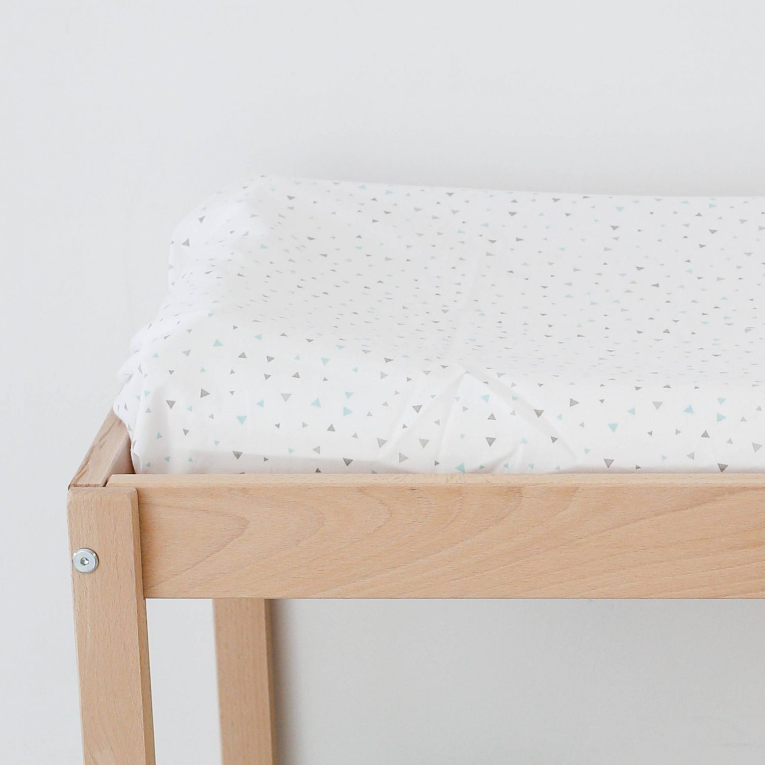 Funda colchoneta cambiador bebé Triángulos gris y mint - Imagen 3