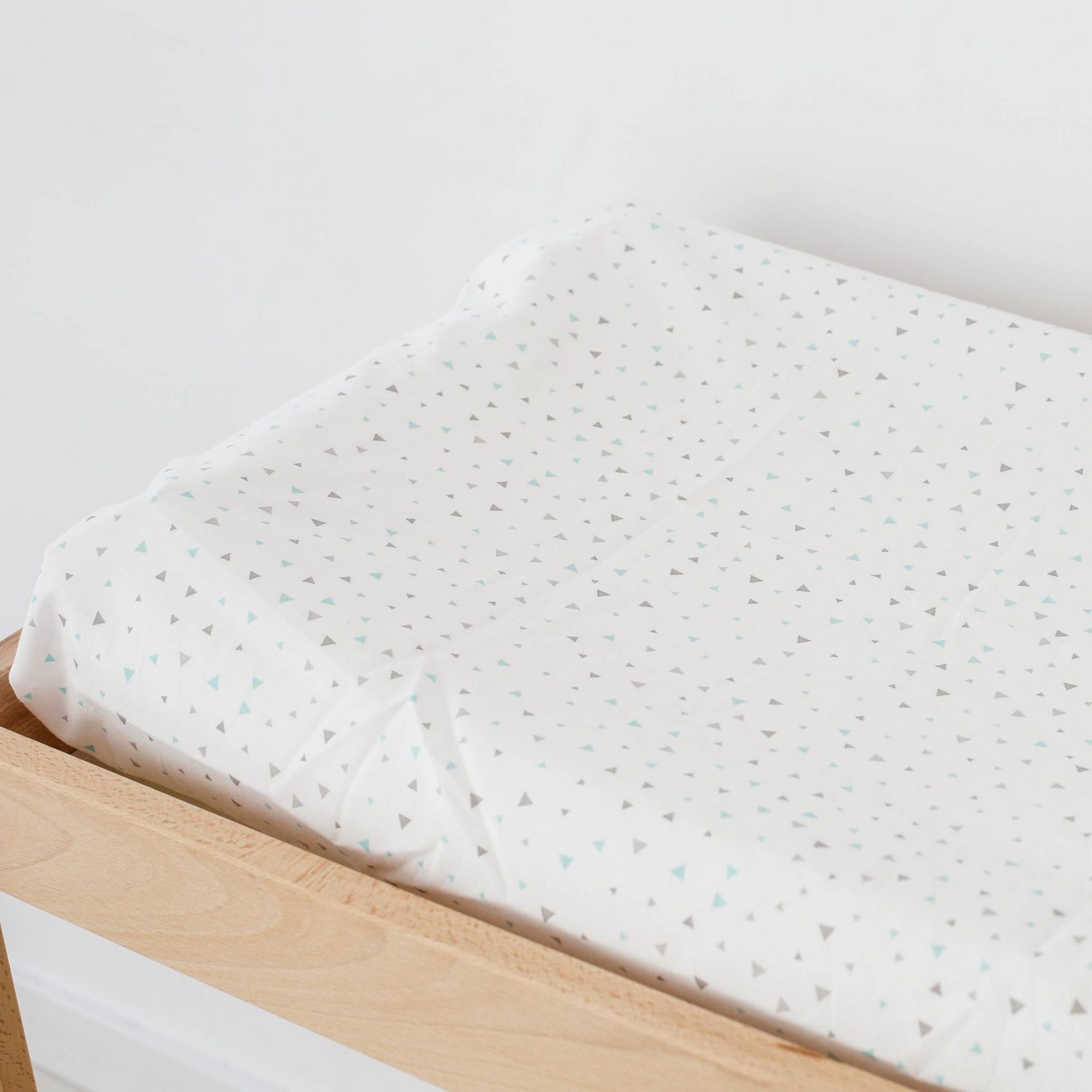 Funda colchoneta cambiador bebé Triángulos gris y mint - Imagen 2